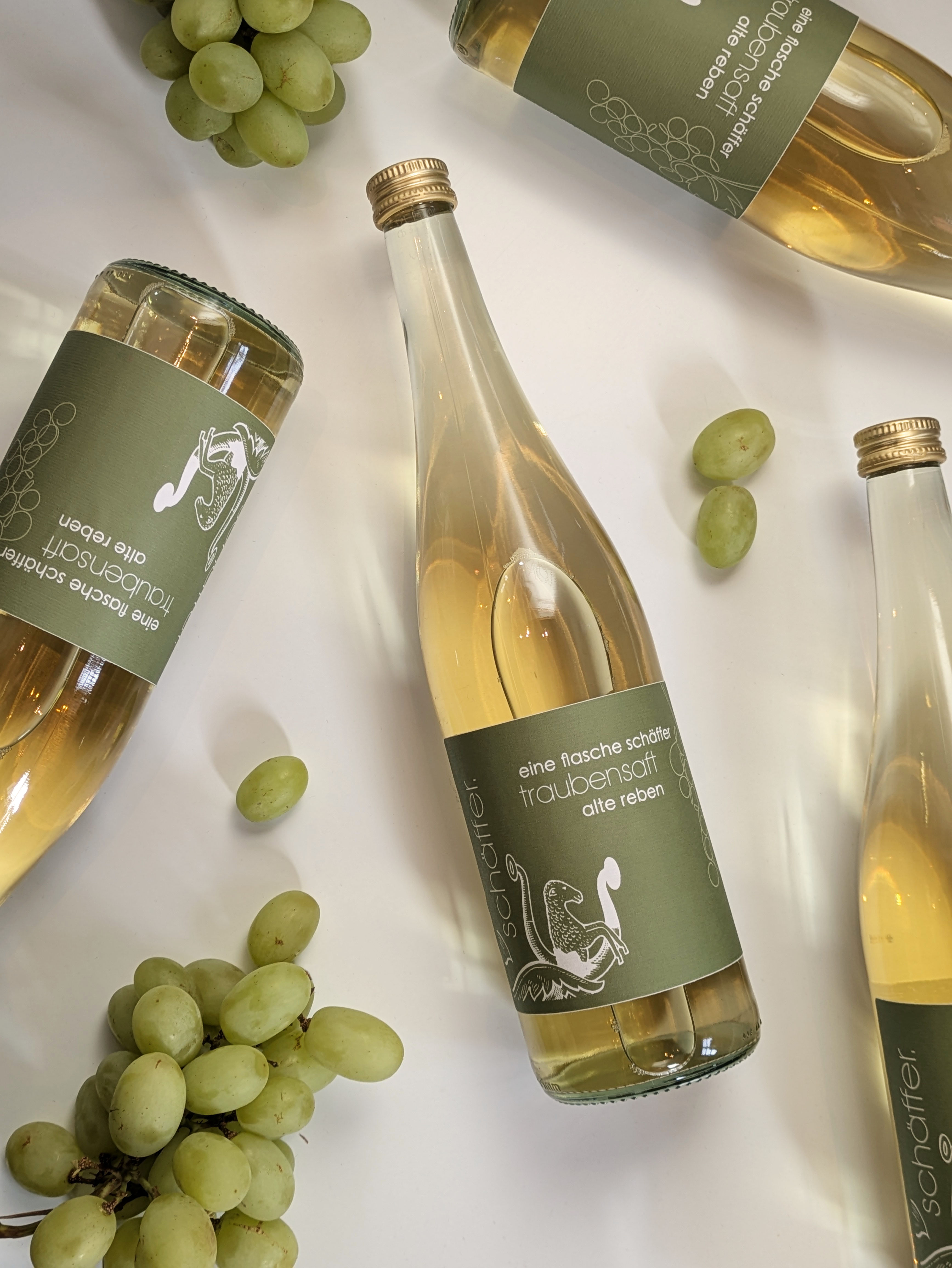 eine flasche schäffer traubensaft | Alte Reben 